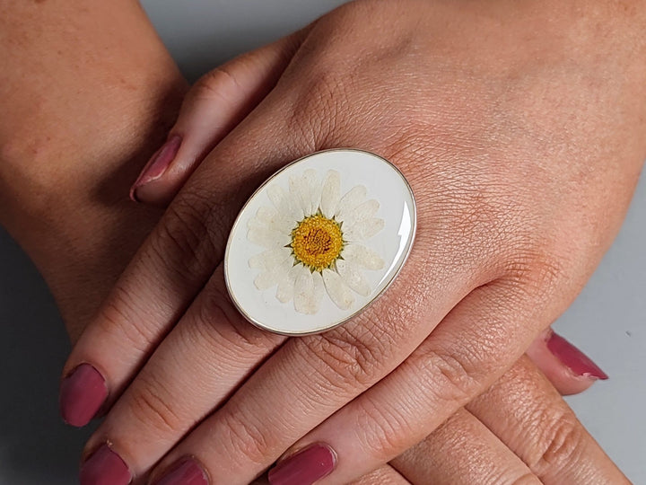 Large white resin ring Daisy ring Pressed flower ring Daisy jewellery Large oval ring Floral ring Statement ring Resin flower ring