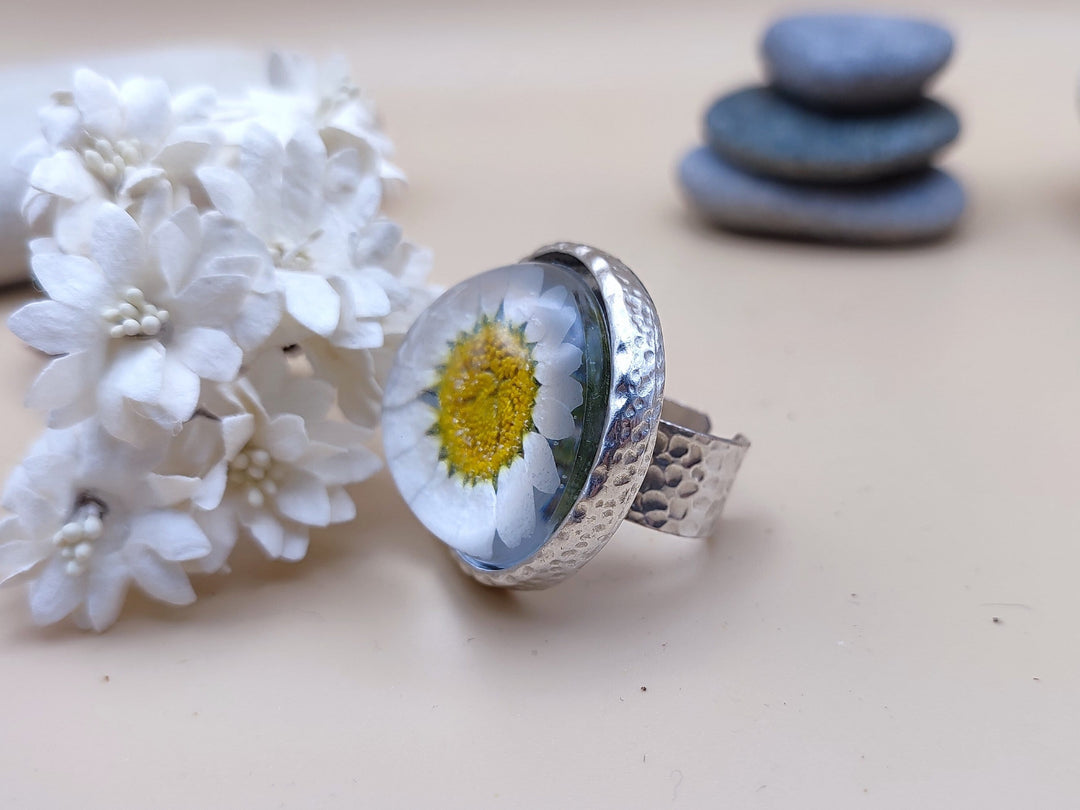 Handmade daisy ring. Resin white flower ring Dried flower resin ring Bubble ring Dome ring White ring Large women's ring Round ring