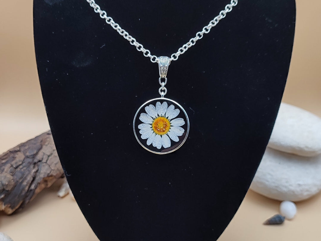 Daisy chain necklace Flower necklace Black pendant necklace Pressed dried flower necklace Resin pendant Statement necklace Floral jewellery