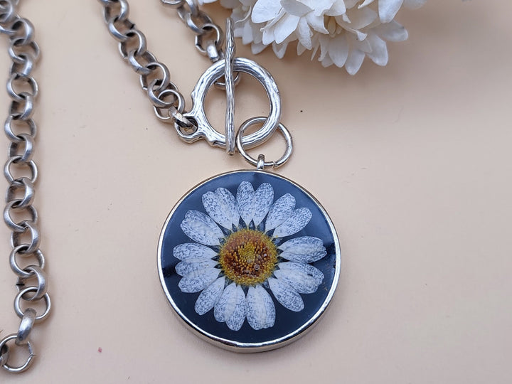 Daisy necklace with toggle clasp Flower necklace Black pendant necklace Pressed dried flower necklace Statement necklace Floral jewellery