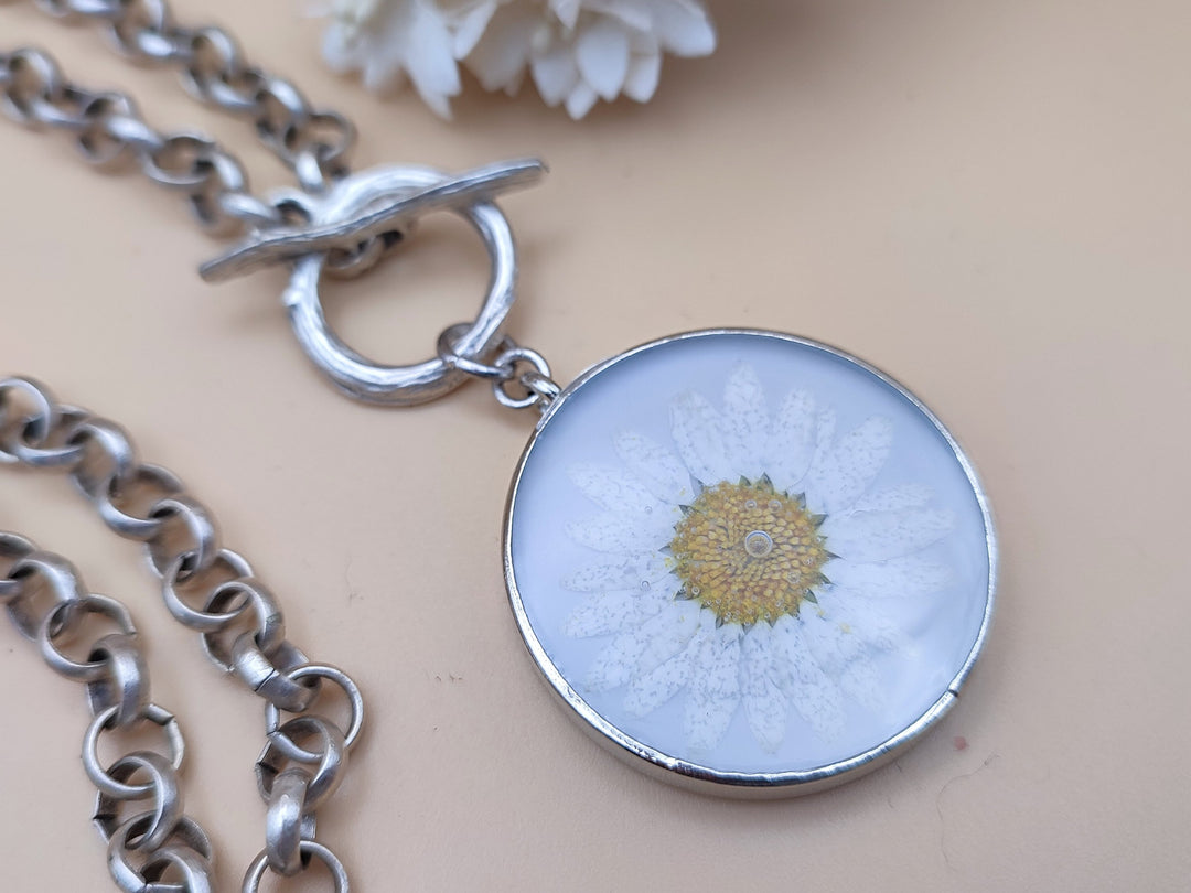 White daisy pendant necklace Flower necklace White necklace Statement necklace Dried flower jewellery Daisy chain necklace Floral pendant