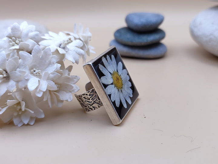 Square Daisy ring Black white resin flower ring Pressed flower ring Daisy jewellery Large black ring Floral ring Statement ring Resin ring