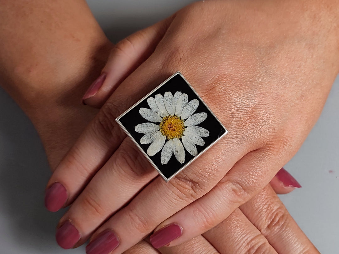 Square Daisy ring Black white resin flower ring Pressed flower ring Daisy jewellery Large black ring Floral ring Statement ring Resin ring