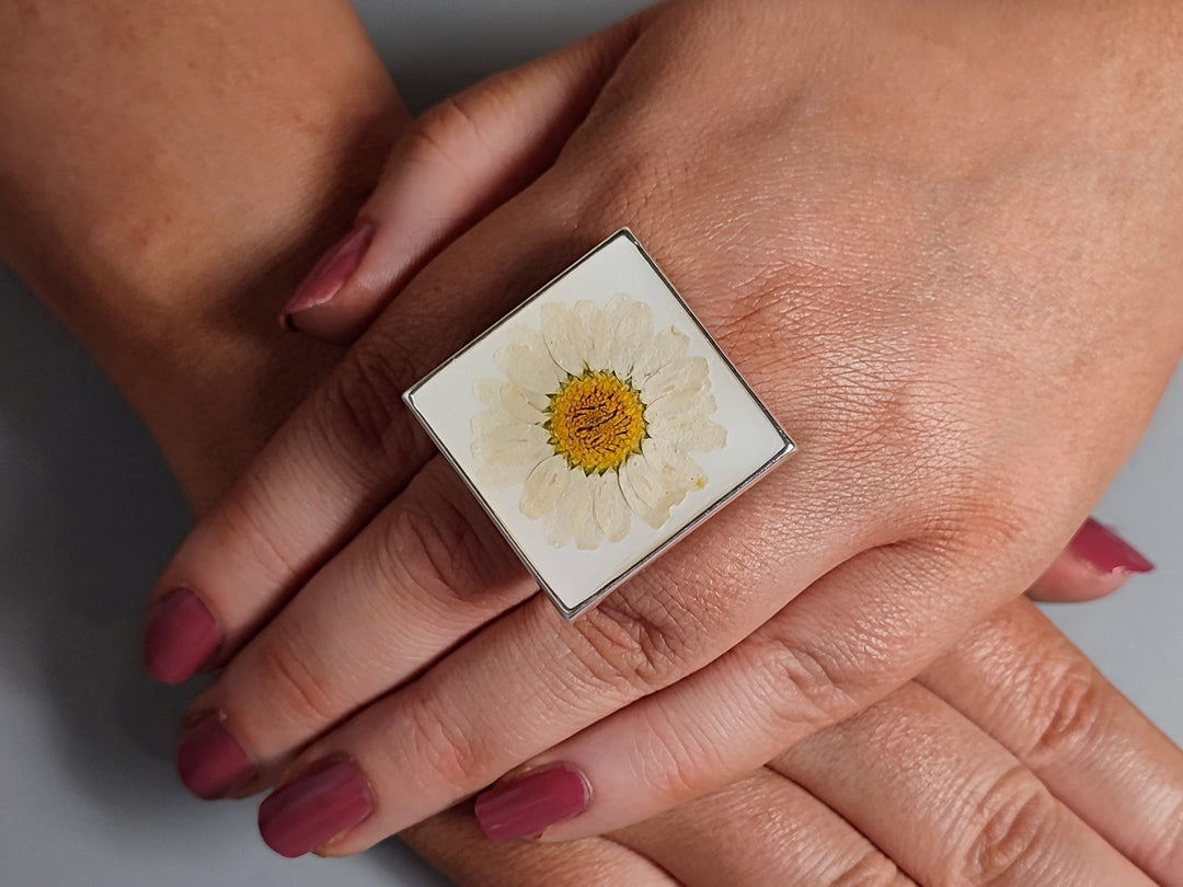 Square white Daisy ring White resin flower ring Pressed flower ring Daisy jewellery Large white ring Floral ring Statement ring Resin ring