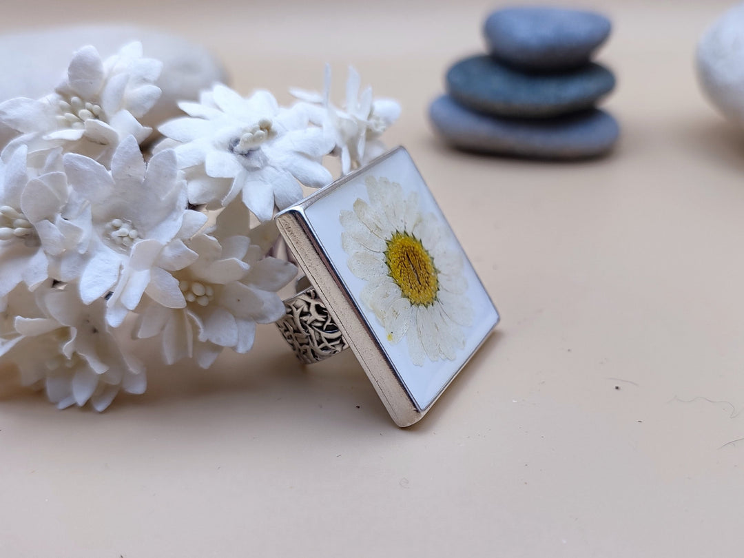 Square white Daisy ring White resin flower ring Pressed flower ring Daisy jewellery Large white ring Floral ring Statement ring Resin ring