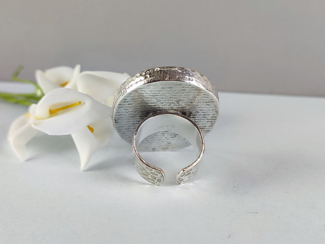 Large white resin ring Daisy ring Pressed flower ring Daisy jewellery Large oval ring Floral ring Statement ring Resin flower ring