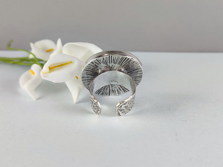 Handmade daisy ring. Resin white flower ring Dried flower resin ring Bubble ring Dome ring White ring Large women's ring Round ring