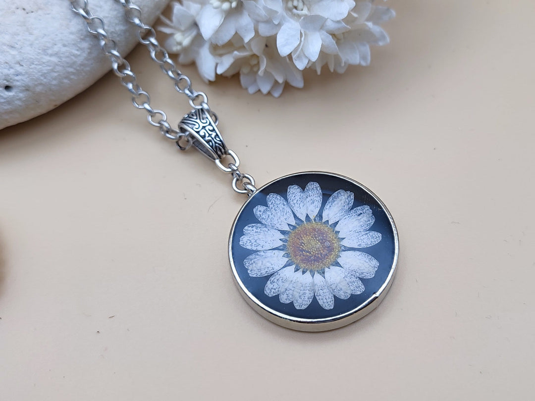 Daisy chain necklace Flower necklace Black pendant necklace Pressed dried flower necklace Resin pendant Statement necklace Floral jewellery