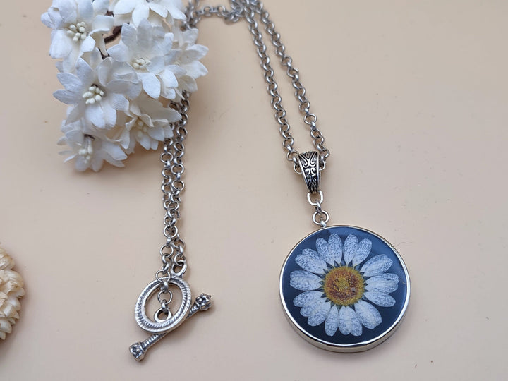 Daisy chain necklace Flower necklace Black pendant necklace Pressed dried flower necklace Resin pendant Statement necklace Floral jewellery