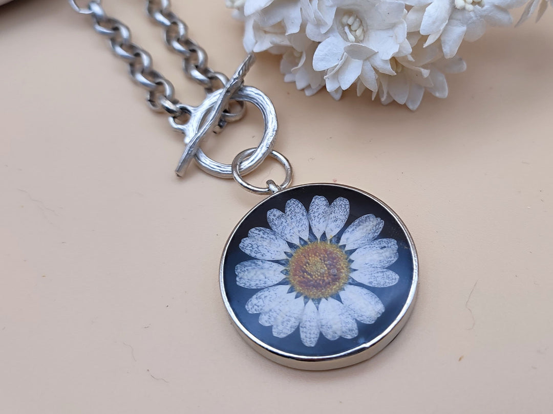 Daisy necklace with toggle clasp Flower necklace Black pendant necklace Pressed dried flower necklace Statement necklace Floral jewellery