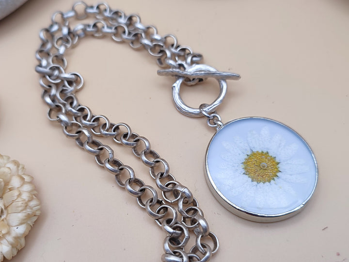 White daisy pendant necklace Flower necklace White necklace Statement necklace Dried flower jewellery Daisy chain necklace Floral pendant