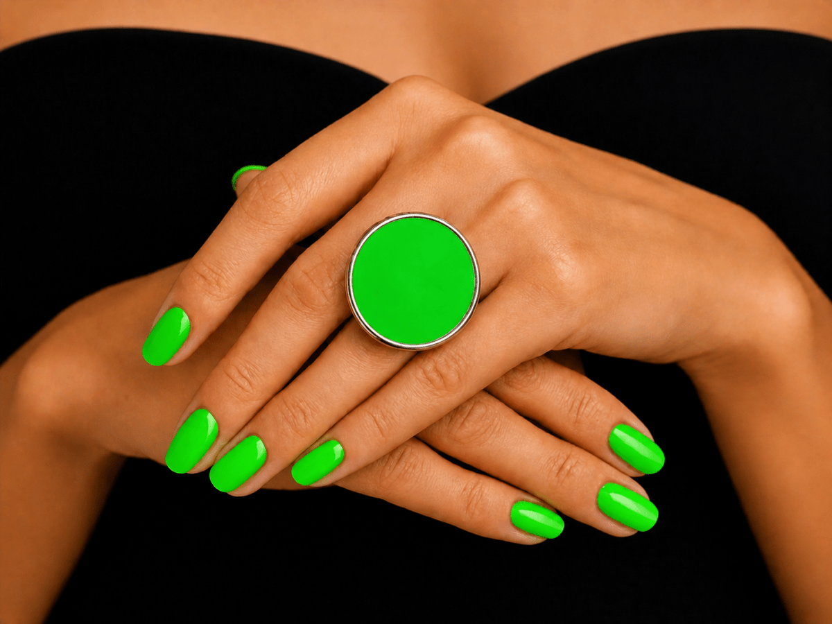  models hand wearing a bright neon green round ring