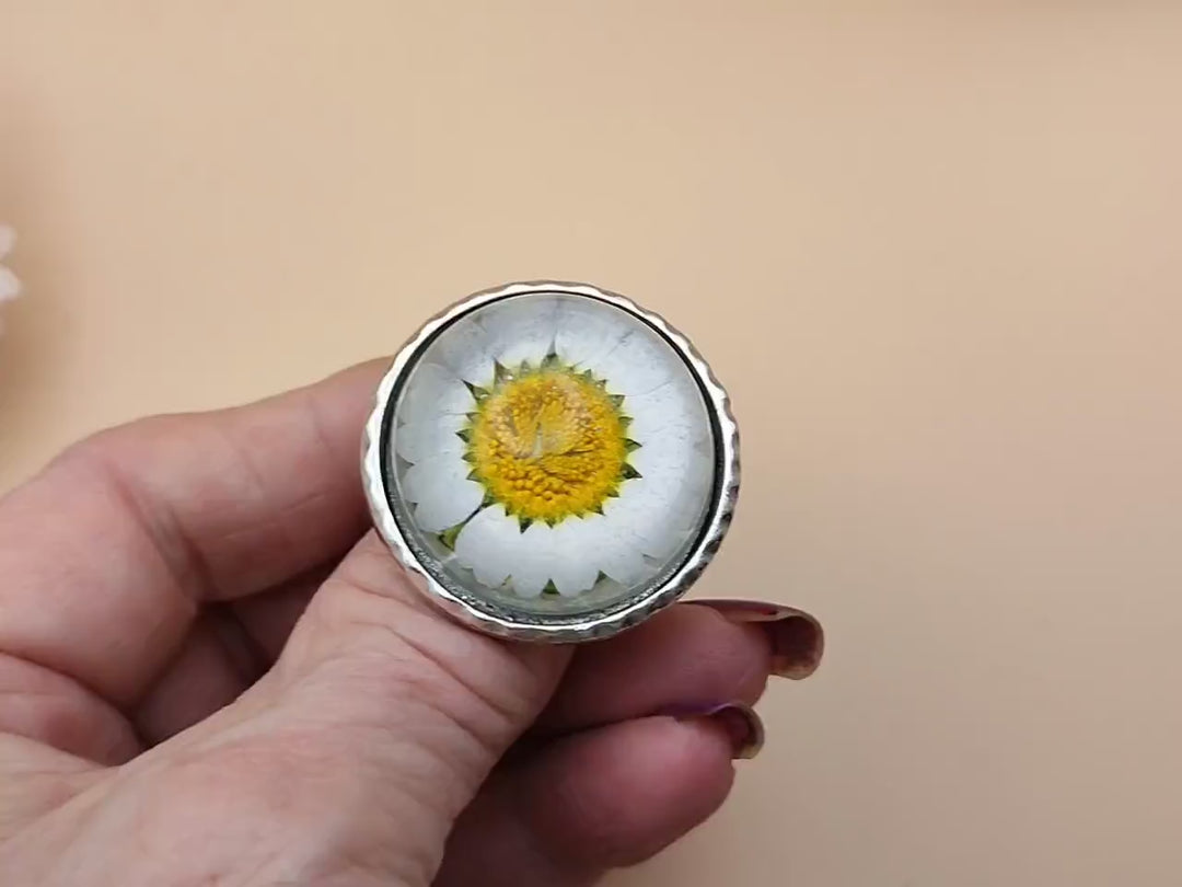 Handmade daisy ring. Resin white flower ring Dried flower resin ring Bubble ring Dome ring White ring Large women's ring Round ring