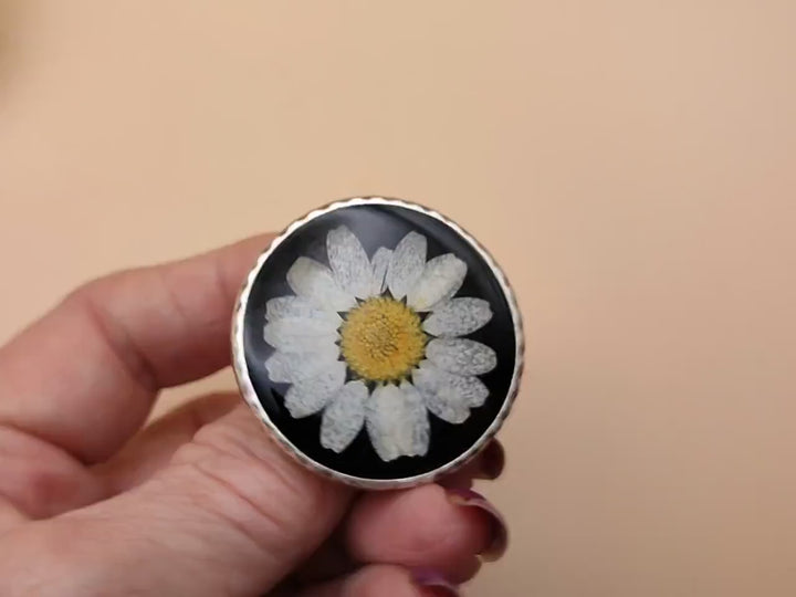 Daisy ring Black white resin ring Pressed flower ring Daisy jewellery Large round black ring Floral ring Statement ring Resin flower ring