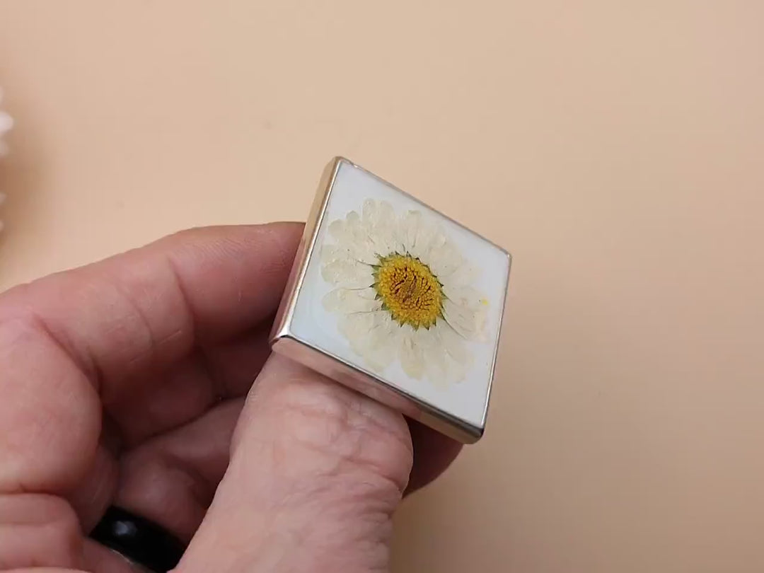 Square white Daisy ring White resin flower ring Pressed flower ring Daisy jewellery Large white ring Floral ring Statement ring Resin ring