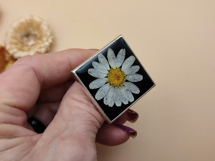 Square Daisy ring Black white resin flower ring Pressed flower ring Daisy jewellery Large black ring Floral ring Statement ring Resin ring